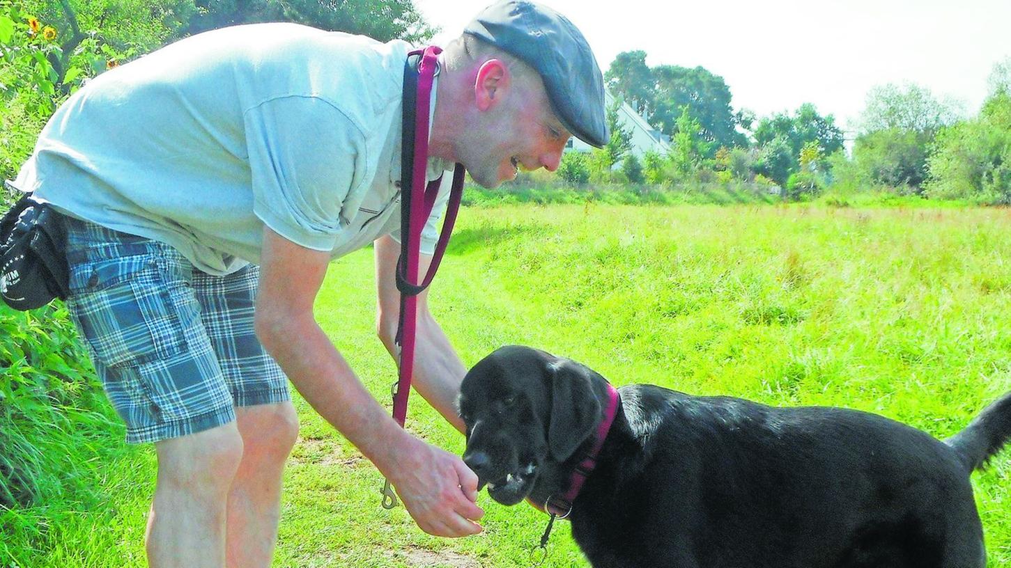 Robert Böhm und sein Blindenhund Spike — hier beim Freilauf — haben ein denkbar enges Verhältnis zueinander.