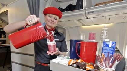 Die Uniform fliegt mit: Die Mitarbeiter von Air Berlin müssen morgens nicht lange überlegen, was sie anziehen. Die Uniform fliegt mit: Die Mitarbeiter von Air Berlin müssen morgens nicht lange überlegen, was sie anziehen.