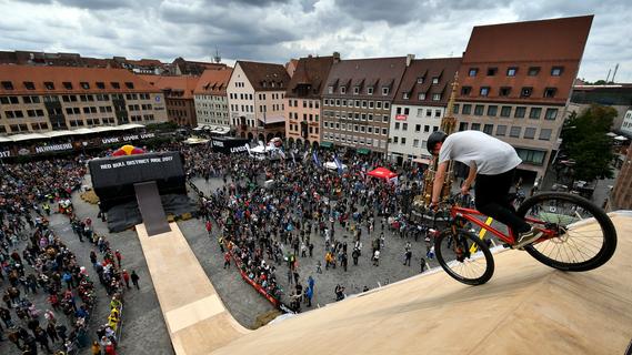Fliegende Räder auf Nürnbergs Hauptmarkt: Die Vorbereitungen für den Red Bull District Ride laufen