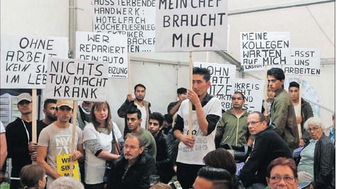"Mo" hält ein Schild hoch mit der Aufschrift "Mein Chef braucht mich". Auch die anderen betroffenen jungen Männer demonstrieren für eine Ausbildungserlaubnis. "Mo" hält ein Schild hoch mit der Aufschrift "Mein Chef braucht mich". Auch die anderen betroffenen jungen Männer demonstrieren für eine Ausbildungserlaubnis.