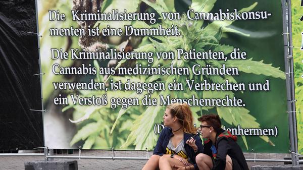 ...vermehrt diskutiert wurde und anderswo, beispielsweise in Colorado in den Vereinigten Staaten, bereits erfolgt ist, ist das Argument zu hören, ein Joint wäre weit weniger schädlich als ein regelmäßiger - und völlig legaler - Vollrausch. Mittlerweile ist Cannabis in Deutschland als Medikament freigegeben. Ohne ein entsprechendes Rezept fällt der Umgang mit Cannabis jedoch unter das Betäubungsmittelgesetz und steht unter Strafe. Ganz allgemein: Die Schwere der Strafe für Verstöße gegen das BtMG...