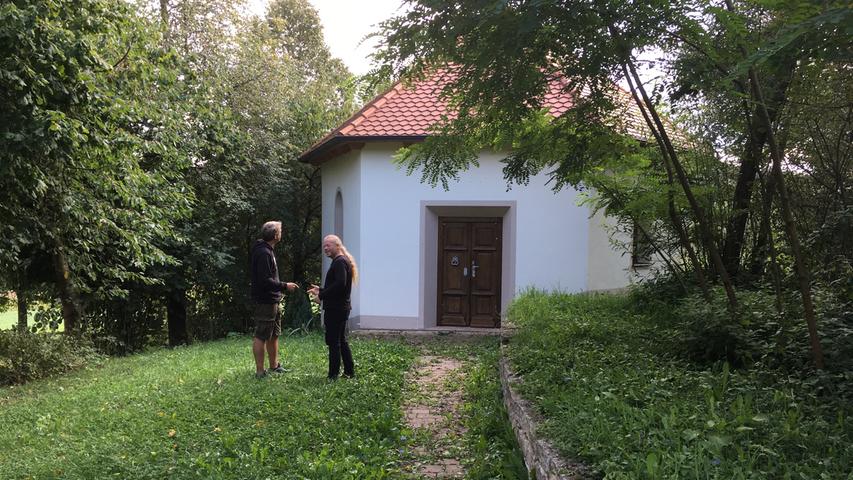 Interessante Geschichte zu dieser kleinen Kapelle in Weißenbronn: Bauer Walter Maier hat diese mit eigenen Händen errichtet...