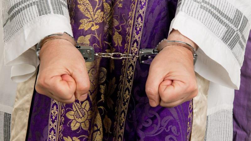 Ein Pfarrer aus dem Landkreis Roth soll einen Jungen missbraucht haben. Der Priester sitzt in U-Haft.