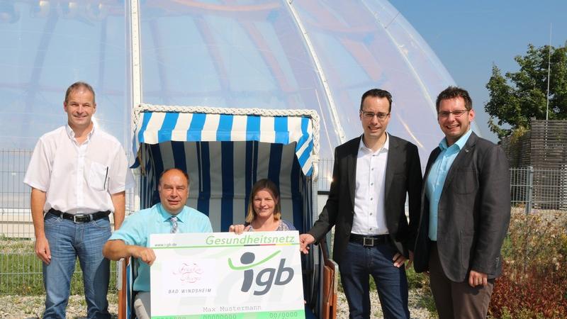 Der Geschäftsführer des BRK-Kreisverbandes, Ralph Engelbrecht (v. l.) Thermenchef Hubert Seewald, Miriam Hempfling von der "Franken-Therme" sowie Harald Schubert und Michael Mross (beide i-gb) stellten die Netzwerk-"Initiative – Gesunder Betrieb" in der Bad Windsheimer Therme vor. Der Geschäftsführer des BRK-Kreisverbandes, Ralph Engelbrecht (v. l.) Thermenchef Hubert Seewald, Miriam Hempfling von der "Franken-Therme" sowie Harald Schubert und Michael Mross (beide i-gb) stellten die Netzwerk-"Initiative – Gesunder Betrieb" in der Bad Windsheimer Therme vor.