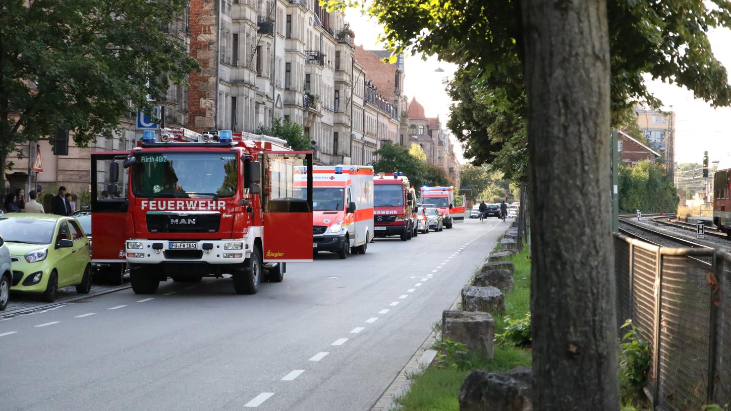 Alarm in Fürth: In der Karolinenstraße wurde ein bewusstloser Mann aus seiner Wohnung gerettet.