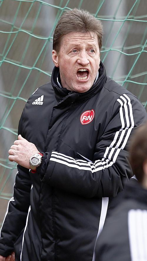 Eine Woche durfte Co-Trainer und Club-Urgestein Dieter Lieberwirth als Übergangs-Chef an der Außenlinie ran. Eine Woche durfte Co-Trainer und Club-Urgestein Dieter Lieberwirth als Übergangs-Chef an der Außenlinie ran.
