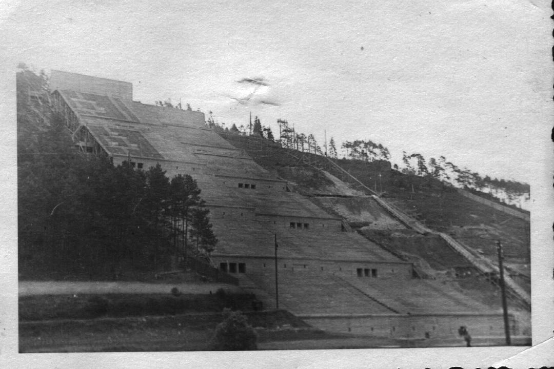 Zurück zum Stadionbau: Um die Sichtverhältnisse der Zuschauerränge zu testen, wurde im Hirschbachtal bei Oberklausen ein Holzmodell errichtet. (Dieses Foto wurde uns von Walter Winkler aus Greding überlassen)