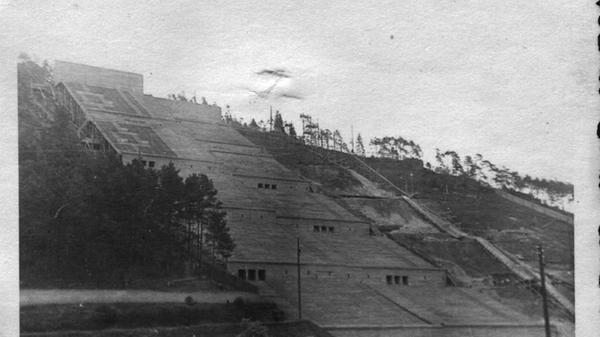 Zurück zum Stadionbau: Um die Sichtverhältnisse der Zuschauerränge zu testen, wurde im Hirschbachtal bei Oberklausen ein Holzmodell errichtet. (Dieses Foto wurde uns von Walter Winkler aus Greding überlassen)