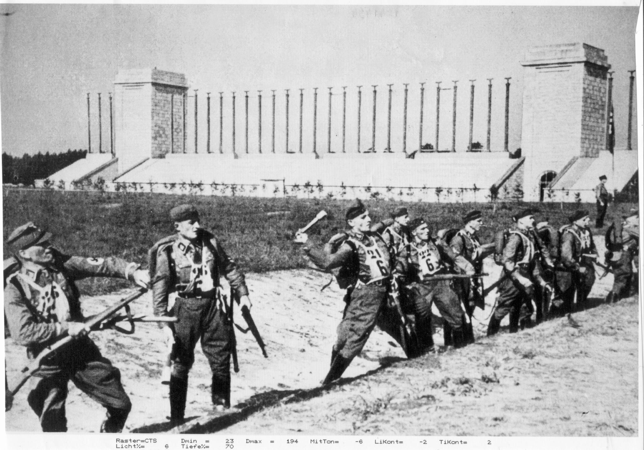 ...er das Deutsche Stadion als künftigen Ort für die "Nationalsozialistischen Kampfspiele" festlegte. Unser Foto zeigt Soldaten beim Handgranatenweitwurf.