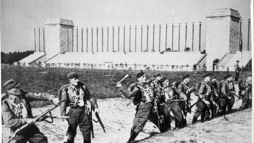 ...er das Deutsche Stadion als künftigen Ort für die "Nationalsozialistischen Kampfspiele" festlegte. Unser Foto zeigt Soldaten beim Handgranatenweitwurf.