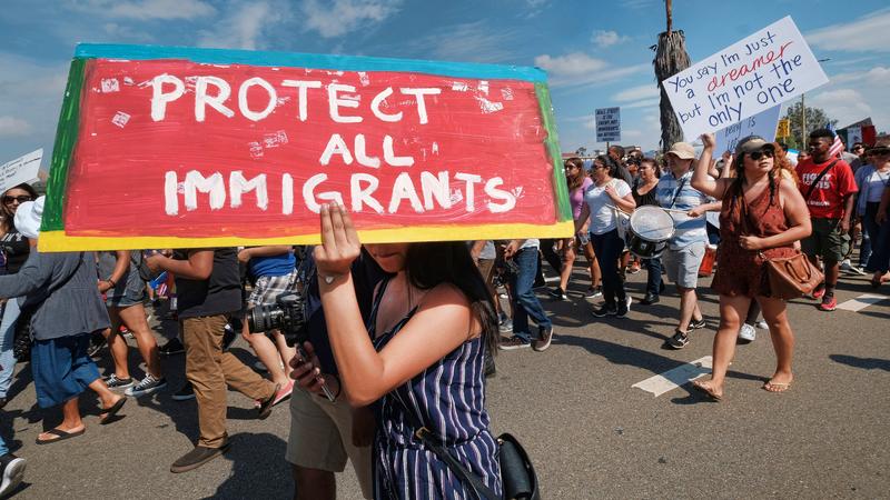 Unterstützer des "Deferred Action for Childhood Arrivals"-Programms (DACA) demonstrieren in Los Angeles bei einer Parade am Tag der Arbeit. Viele Immigranten, die als Kinder illegaler Einwanderer in die USA gekommen waren, erhielten mit DACA eine Arbeitserlaubnis und wurden von Ausweisung geschützt.
