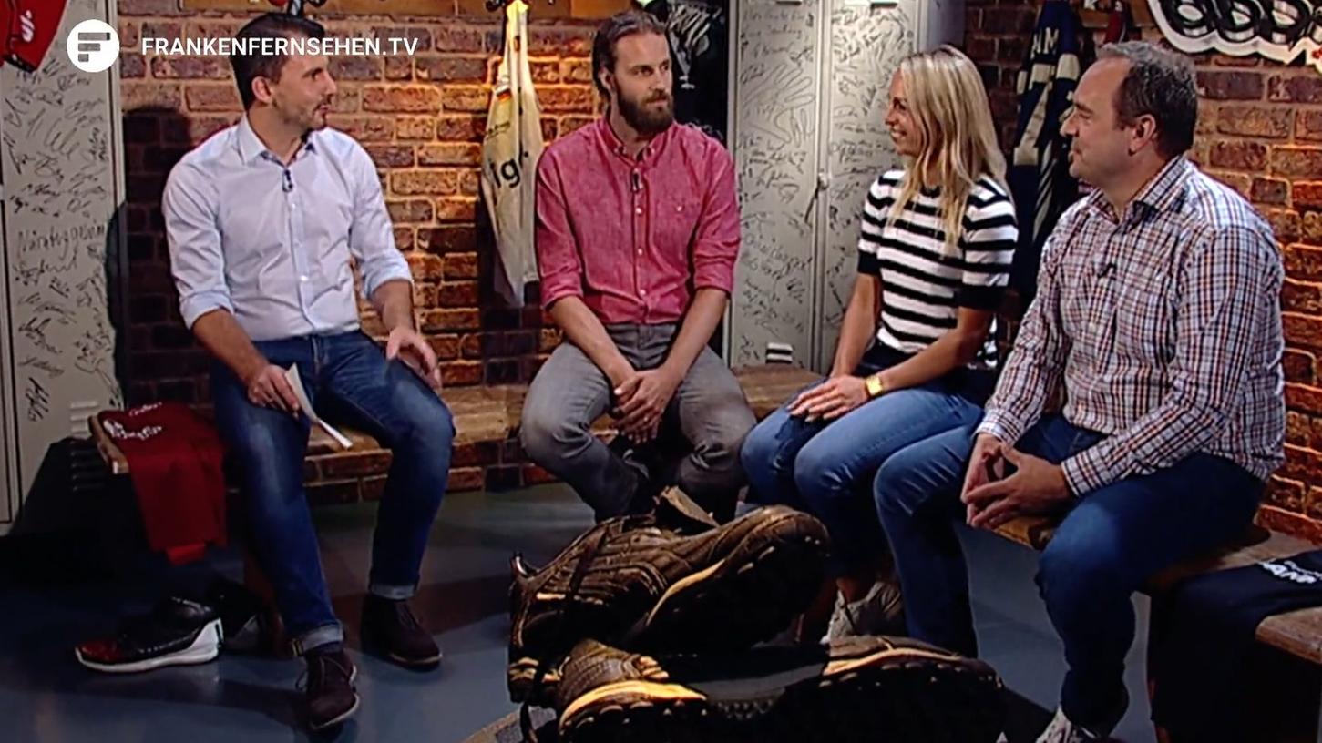 Sportkompetenz der NZ im Franken Fernsehen: Stefan Jablonka (2. von links) und Florian Pöhlmann (rechts) waren am Montag in der Sportkabine im Franken Fernsehen eingeladen.
