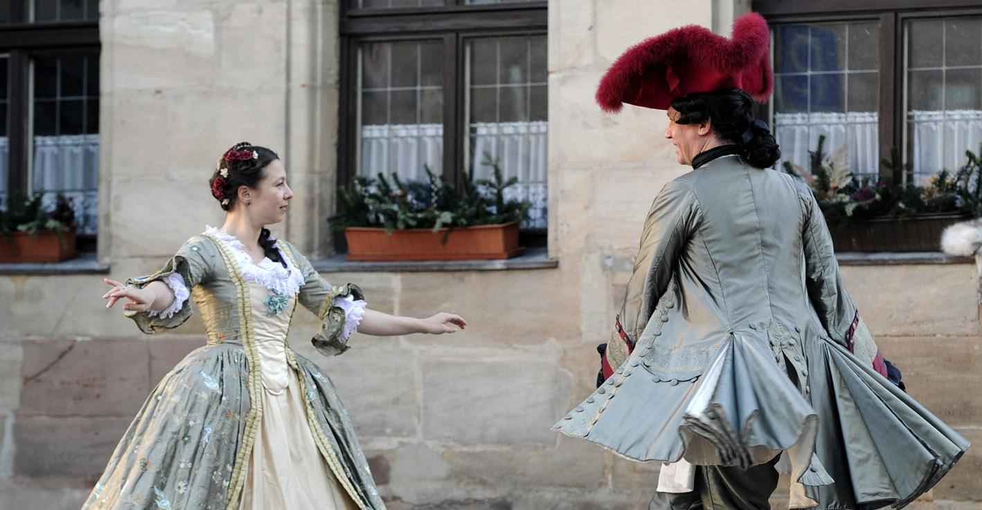 Christiana von Roit und Peter Hoffmann in historischen Kostümen vor dem Gasthaus Grüner Baum in Fürth: Hier veranstalten sie ihren „Tanzboden“ mit Barocktanz. Christiana von Roit und Peter Hoffmann in historischen Kostümen vor dem Gasthaus Grüner Baum in Fürth: Hier veranstalten sie ihren „Tanzboden“ mit Barocktanz.