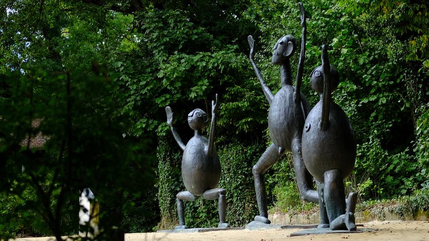 Mit 17 großformatigen Bronzeplastiken ist der Garten am Südhang des Erlanger Burgbergs als einziger Skulpturengarten seiner Art dem Werk eines einzigen Künstlers gewidmet: dem Bildhauer Heinrich Kirchner, der 1902 in Erlangern geboren wurde und 1984 im Chiemgau verstarb.