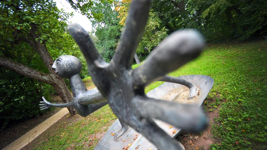 Mit 17 großformatigen Bronzeplastiken ist der Garten dem Werk eines einzigen Künstlers gewidmet: dem Bildhauer Heinrich Kirchner.