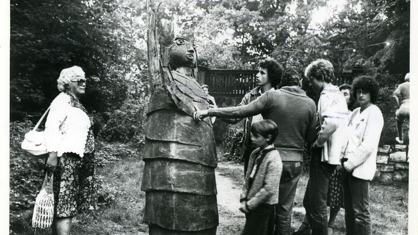 Die Eröffnung des Kirchner-Skulpturengartens war ein Großereignis: Der Künstler und die Erlanger Prominenz.