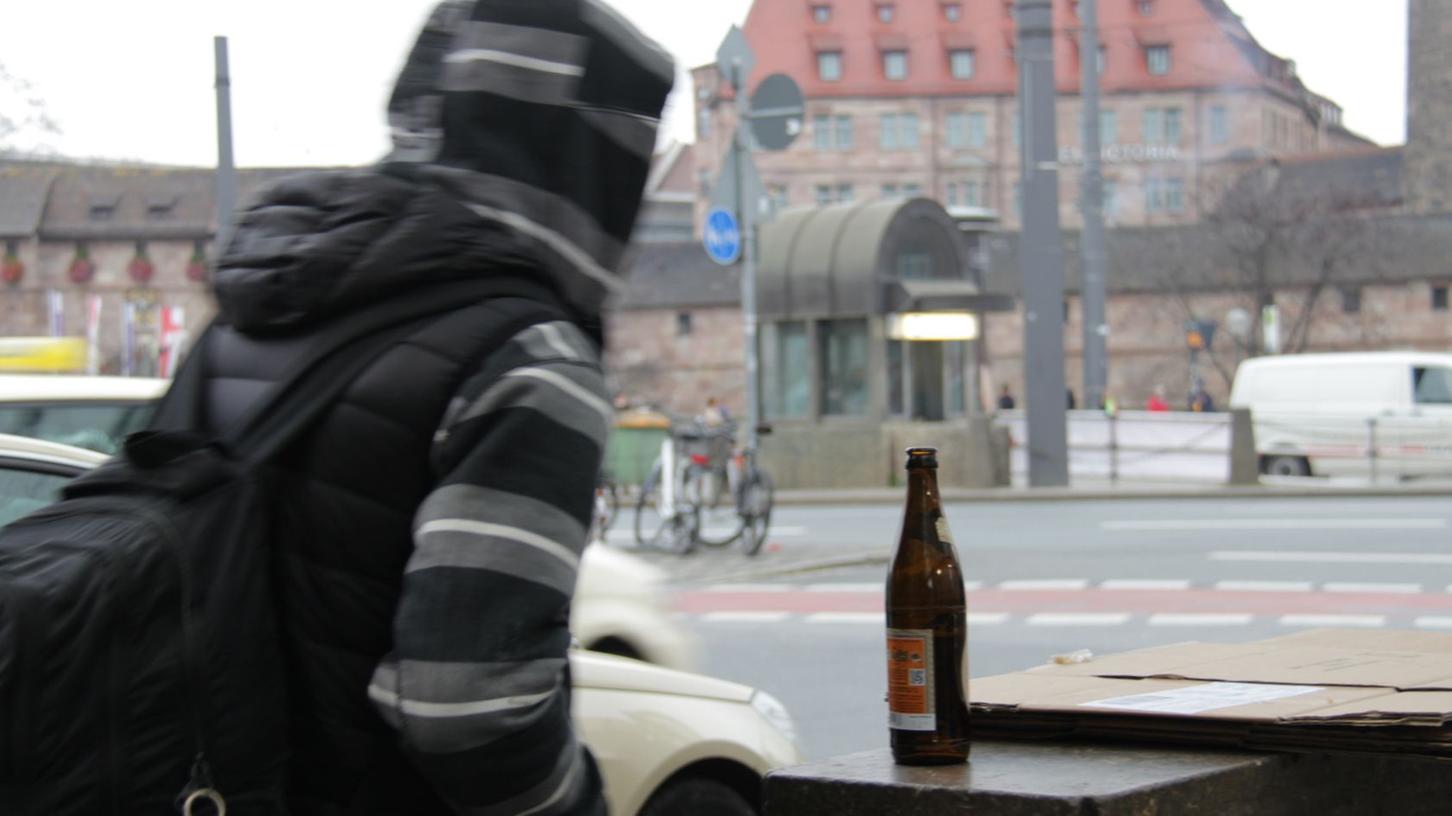 Alkoholtrinkende oder drogenabhängige Personen auf dem Bahnhofsvorplatz blockieren laut Nürnberger Ordnungsamt die Flucht- und Rettungswege während der Bauarbeiten.