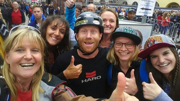 Umringt von selbst begeisterten Mountainbikerinnen fällt Ryan Nyquist das Strahlen sicher nicht schwer. Diesen Schnappschuss haben wir Verena Zindel zu verdanken. Für sie und ihr Foto hat es mit 80 Stimmen für den vierten Platz gereicht.