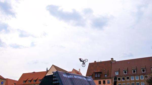 Christian Heinisch fing die Stimmung direkt am Hauptmarkt ein. Gebannt blickten die Besucher auf den Mountainbiker über den Dächern der Stadt. Platz sieben in unserem Voting für den Fotografen.