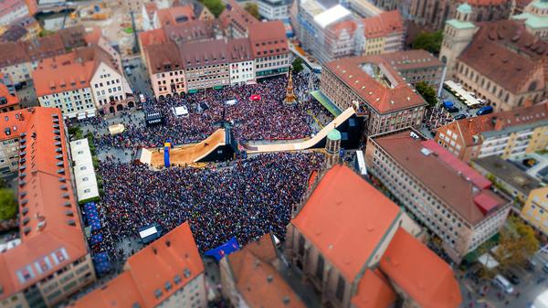 Wie eine Miniatur-Welt wirkt der Hauptmarkt mit seinen vielen Besuchern in der Aufnahme von Adalbert Keller. Das Foto kommt auch bei unseren Usern gut an und schafft es deshalb in die Top 10 unseres District-Ride-Votings.