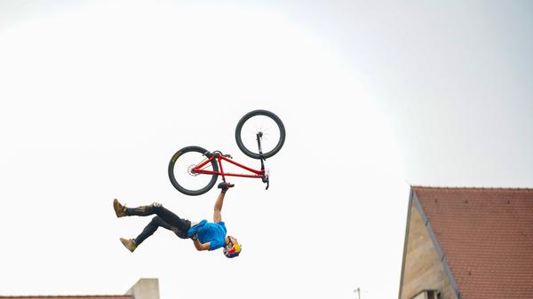 Nur mit einem Arm hält sich dieser Biker am Sattel fest. Ansonsten schwebt er fast schwerelos im Himmel über Nürnberg. Vielen Dank an Christian Röll für die Aufnahme. Mit 98 Stimmen sichert sich der Fotograf Platz zwei in unserem Voting.