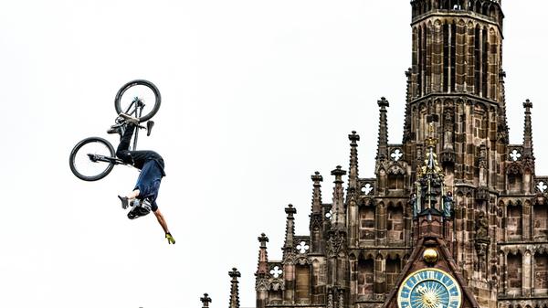 Neben der Frauenkirche nahm dieser Biker kurzzeitig die Hände vom Lenker und schwebte wie ein Vogel neben dem Wahrzeichen der Stadt. Marco Nürnberger drückte schnell den Auslöser. In unserem Voting kassierte er für diesen Schnappschuss 93 Stimmen und Rang drei.