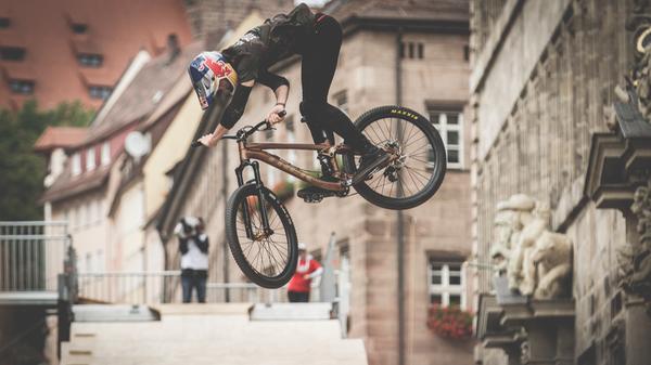 Bei Christian Schusters Foto fügt sich sogar die Farbe des Bikes wunderbar in die Umgebung rund um das Rathaus ein. Mit seinem Bild schafft er es auf Platz neun.