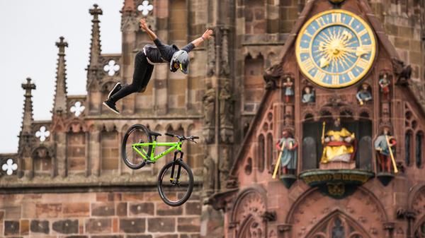 Freier Fall auf den Fahrradsattel vor der Frauenkirche. Vielen Dank an Guener Santemiz für den tollen District Ride Moment. Platz fünf mit 75 Stimmen.