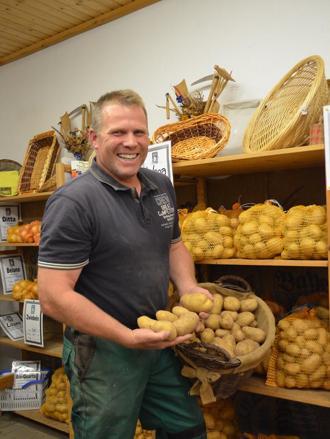 Hans-Peter Rotter ist für den Kartoffelanbau noch auf Dieseltraktoren angewiesen.