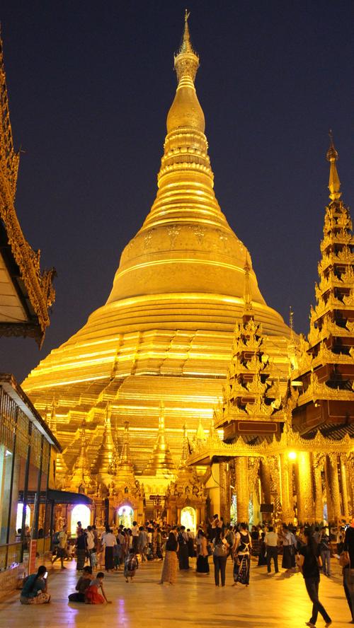 Zudem ist der Shwedagon der wichtigste Sakralbau und das religiöse Zentrum Myanmars. Er gilt als Wahrzeichen des ganzen Landes und beherbergt die berühmtesten Stupas der Welt.