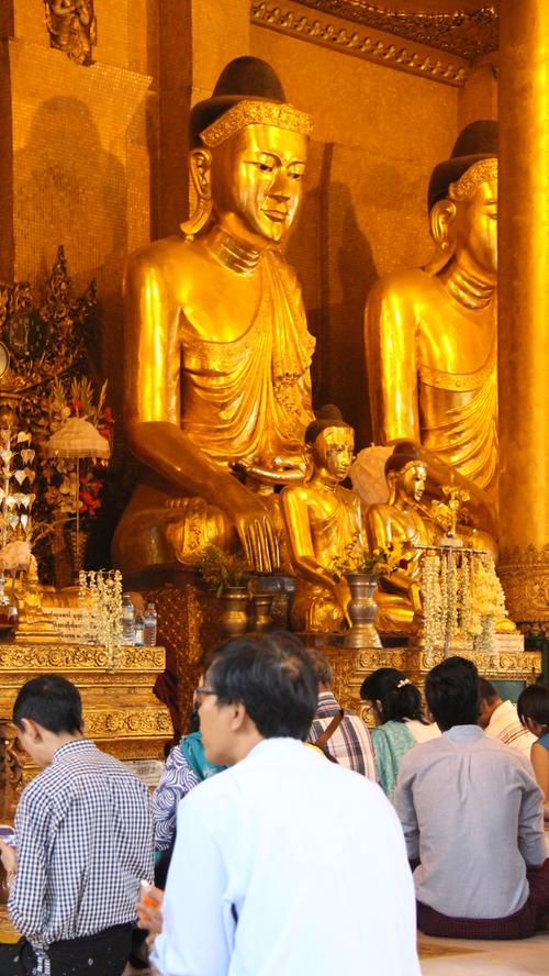 Buddha-Statuen in allen Größen und Formen bestimmen das Bild im Shwedagon