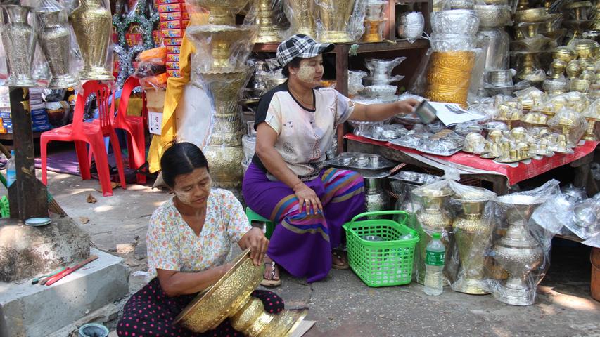 Auf den Straßen rund um den Shwedagon gibt es Opfergefäße in allen Ausformungen zu kaufen.
