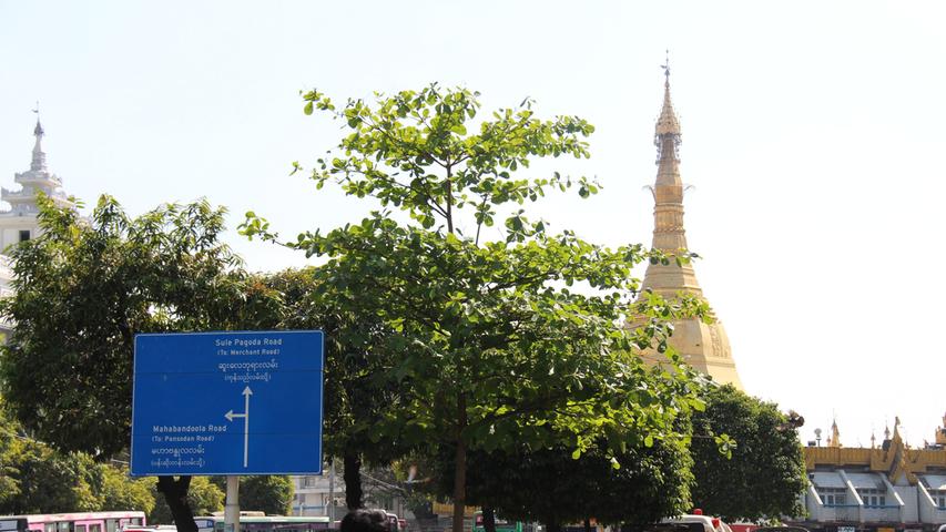 Inmitten des Stadtzentrums Yagons ragt die Sule-Pagode in die Höhe - umtost vom Verkehr der Millionenstadt.