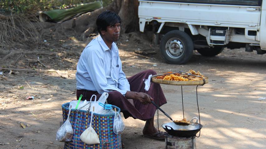 Mit wenigen Handgriffen ist der Straßenstand aufgebaut und es werden in heißem Fett fritierte Kartoffeln gereicht - sozusagen Pommes Frites auf Myanmar-Art.