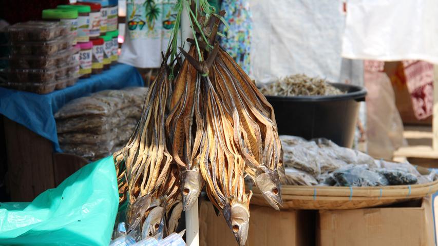 Muss man nicht mögen: Trockenfisch wird auf fast allen kleinen Märkten entlang des Ngapali-Beaches angeboten