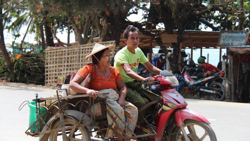 Früher als Fahrrad-Rikscha, heute mit Motorantrieb. Eines der klassischen Fortbewegungsmittel in Myanmar.