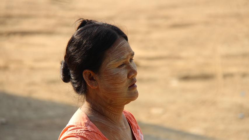 Thanaka-Créme wird aus fein geriebener Rinde des indischen Holzapfelbaumes hergestellt und gilt als "burmanesisches Make-Up". Sie wird von Kindern und Frauen jeden Alters im Gesicht aufgetragen.