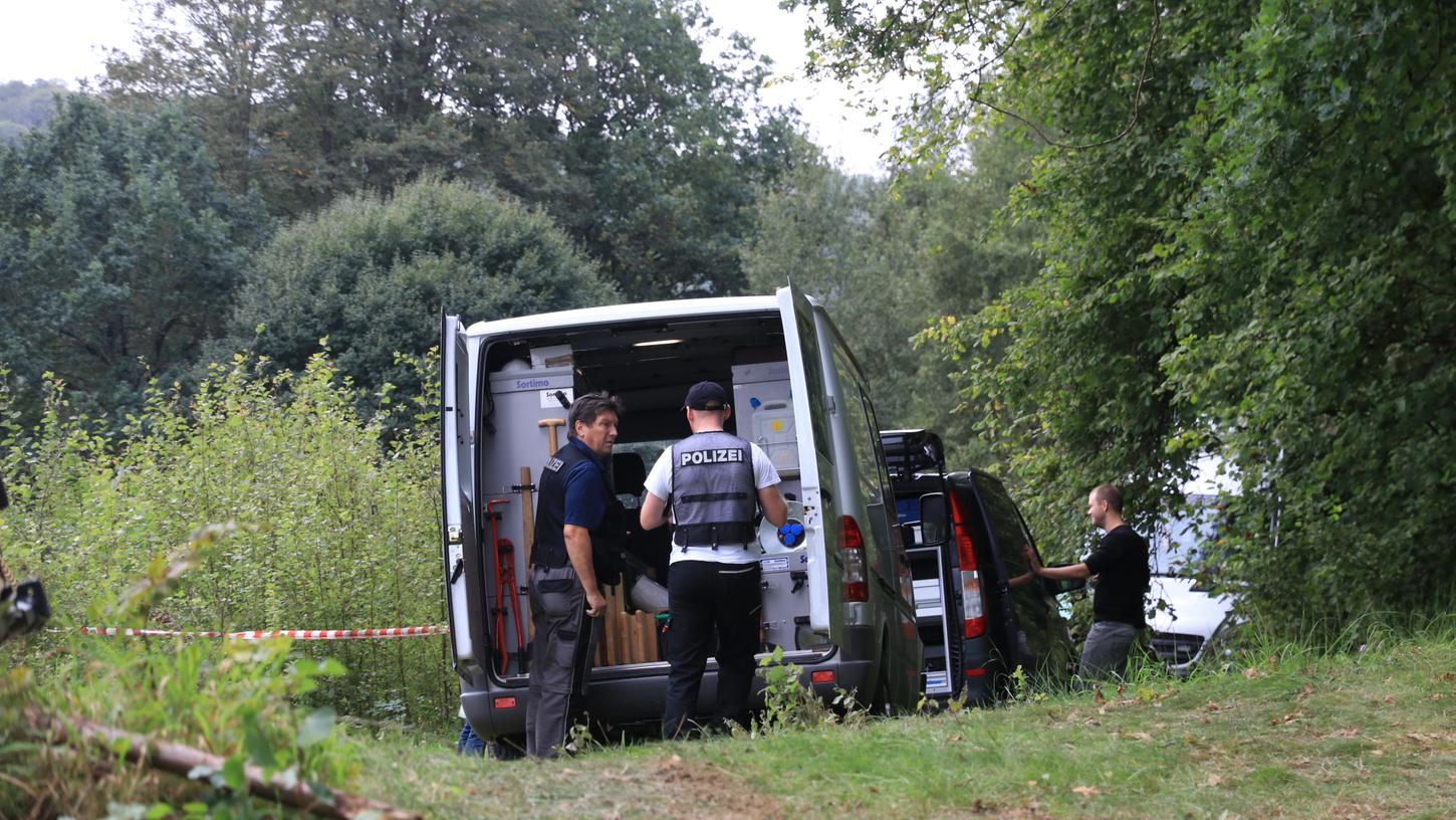 Die Ermittlungen am Fundort des Skeletts bei Gräfendorf dauern auch am Donnerstag noch an. Mit baldigen Ergebnissen rechnet die Polizei nicht.