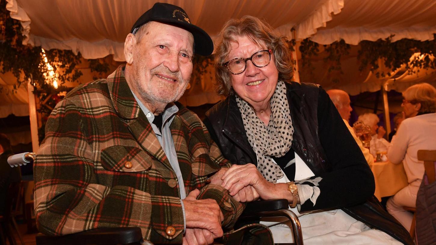Robert Wolf ist mit 96 Jahren Nürnbergs ältester Schausteller. Zusammen mit Elisabeth Lössel, ebenfalls Schaustellerin, erinnerte er sich bei einem Stammtisch auf dem diesjährigen Herbstvolksfest an "alte Zeiten".
