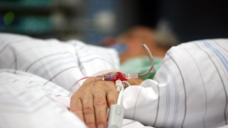 Am 12. März 2020 wird der erste Todesfall in Bayern registriert. In Würzburg erlag ein über 80 Jahre alte Mann im Krankenhaus den Folgen der Viruserkrankung.