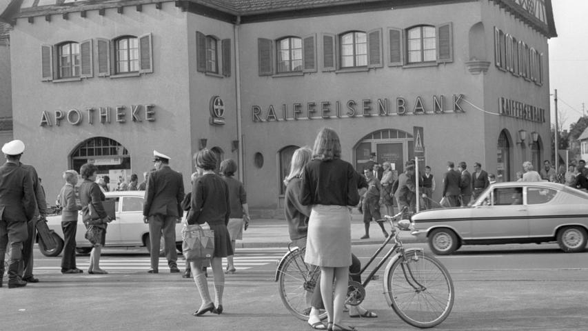 In Schwaig überfielen drei bewaffnete Männer die Raiffeisenbank in der Nürnberger Straße und flüchteten mit einer Beute von 3.400 Mark. Danach kam es zum Menschenauflauf vor der Raiffeisenbank: Passanten diskutierten über den dreisten Überfall.  Hier geht es zum Kalenderblatt vom 9. September 1967: Die Räuber entkamen
