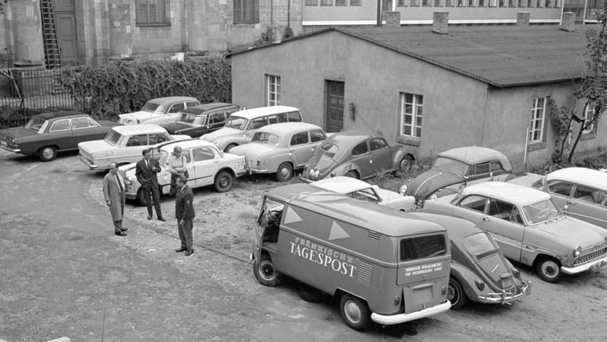 Mit rücksichtslosen Kraftfahrern wird in Nürnberg kurzer Prozeß gemacht: Im Hof des Polizeipräsidiums stehen die sichergestellten Wagen in Reih‘ und Glied.  Hier geht es zum Kalenderblatt vom 10. September 1967: Ein teurer Parkplatz