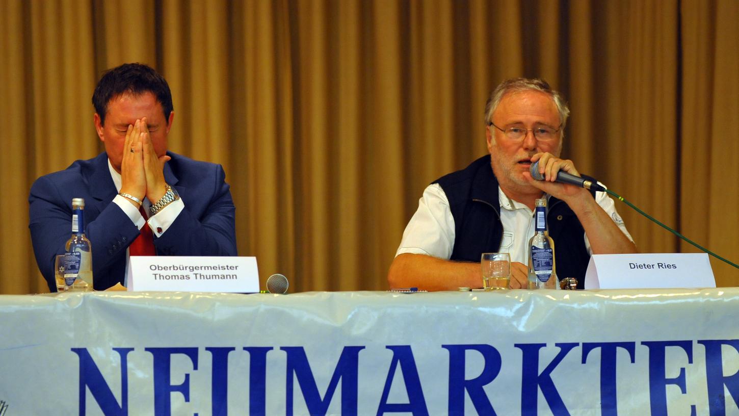 OB-Kandidat Dieter Ries (rechts) vermutet hinter der Anzeige gegen seine Person ein wahltaktisches Manöver.  Er geht davon aus, dass der Rechtsdirektor eine Strafanzeige zum jetzigen Zeitpunkt des OB-Wahlkampfes wohl "niemals ohne Kenntnis seines Chefs", OB Thumann (links im Bild), machen würde.