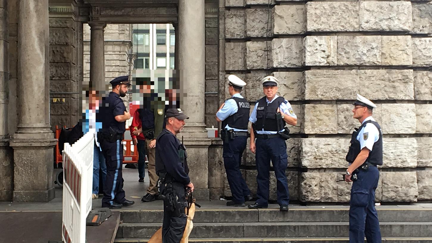 Seitdem die Polizei die Trinkerszene vom Hauptbahnhof verdrängt hat, halten sich immer mehr Alkoholkranke in der Innenstadt und um die Lorenzkirche herum auf. Dadurch häufen sich auch die Klagen und Beschwerden. Seitdem die Polizei die Trinkerszene vom Hauptbahnhof verdrängt hat, halten sich immer mehr Alkoholkranke in der Innenstadt und um die Lorenzkirche herum auf. Dadurch häufen sich auch die Klagen und Beschwerden.