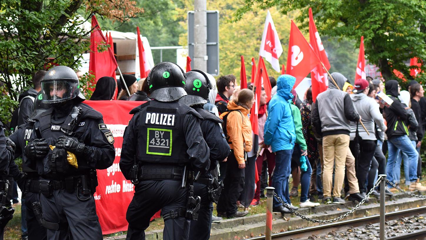Etwa 500 Teilnehmer demonstrierten vor der Meistersingerhalle gegen die AfD. Aufgerufen zu den Protesten hatte das Antifaschistische Aktionsbündnis Nürnberg (AAB). Die DGB Jugend Mittelfranken und die Allianz gegen Rechtsextremismus in der Metropolregion Nürnberg schlossen sich dem Aufruf an.