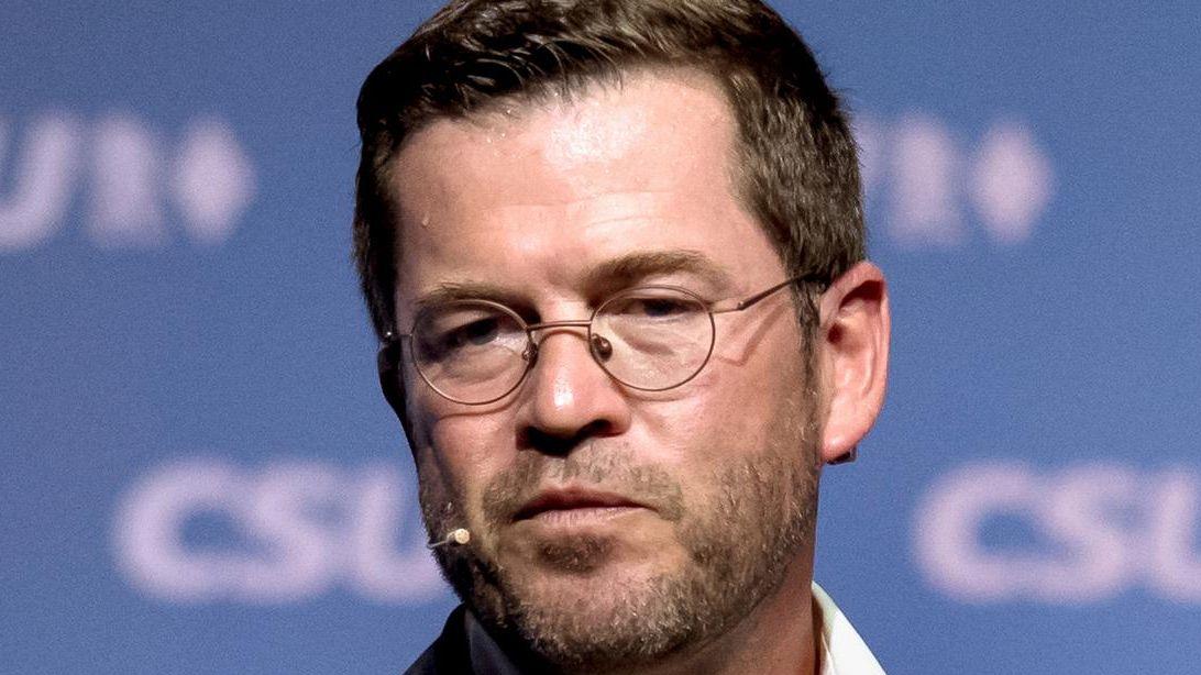 Zu Guttenberg trat sein erstes Ministeramt im Februar 2009 an, in den schwierigen Zeiten der internationalen Finanzkrise. Zu Guttenberg trat sein erstes Ministeramt im Februar 2009 an, in den schwierigen Zeiten der internationalen Finanzkrise.