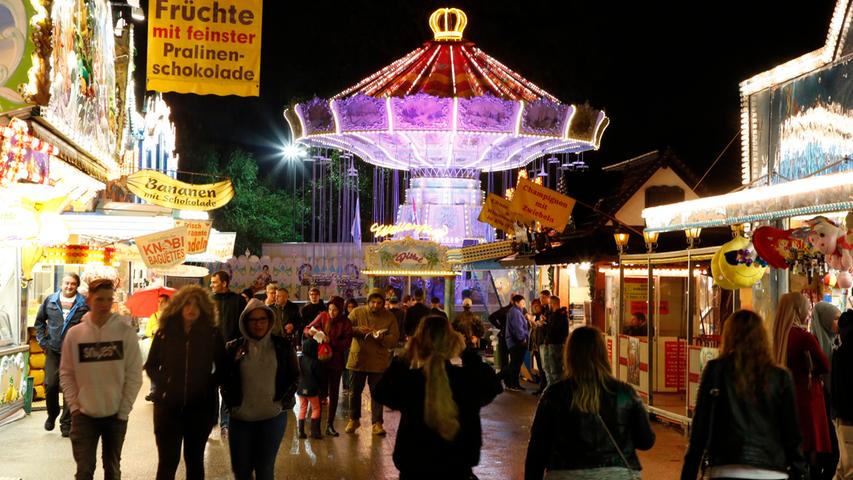 Volksfest bei Nacht: Faszinierende Lichter bezaubern Nürnberg