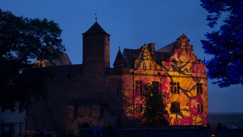 Vor dem Nachthimmel bot sich auf der Außenfassade der Burg, im Innenhof und auf ausgewählten Plätzen um sie herum ein besonderes Lichtspiel.
