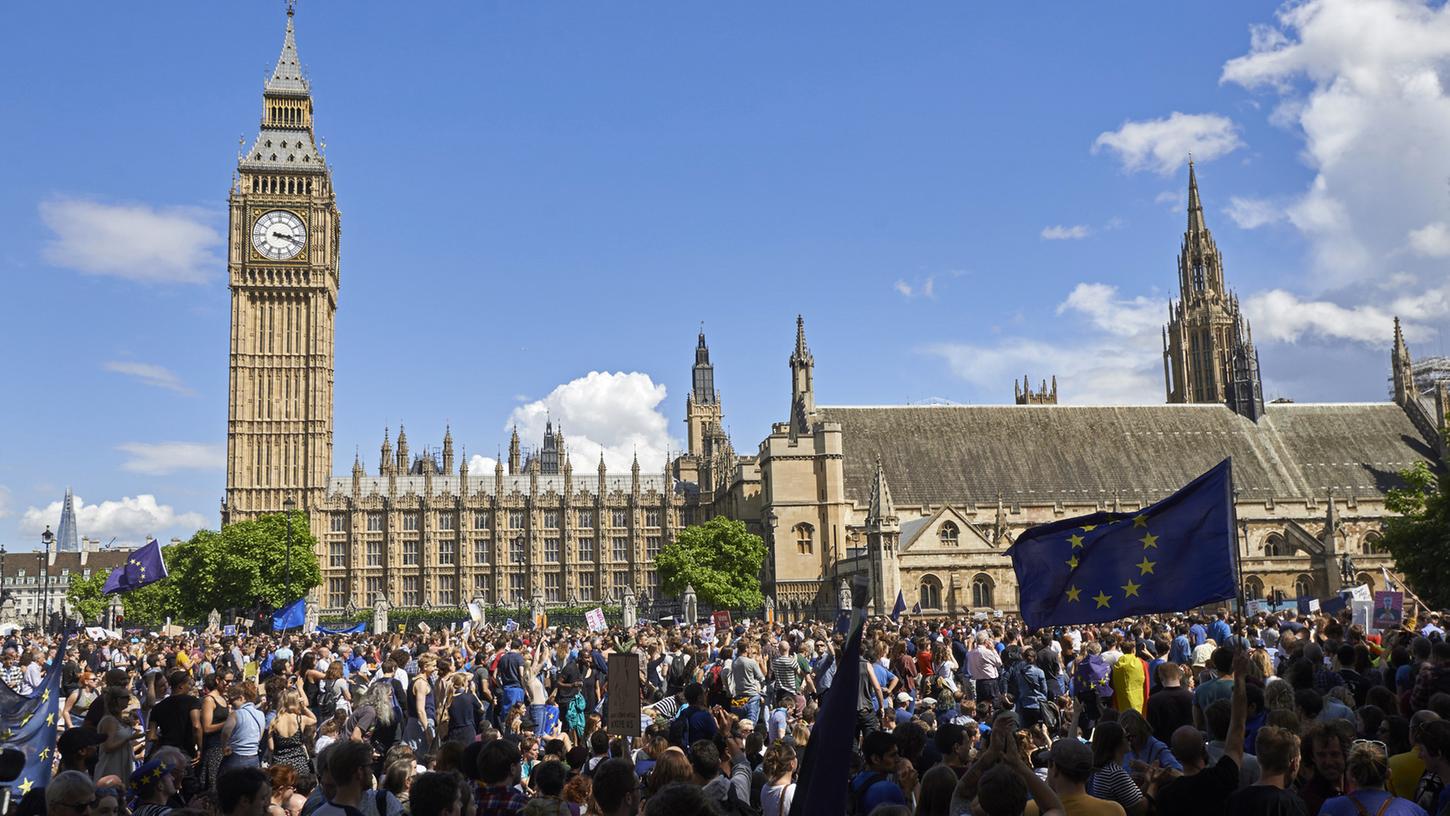 Zehntausende haben am Wochenende in London gegen den Brexit demonstriert. Hier sieht man Demonstranten bei Protesten nach dem Brexit-Referendum.
