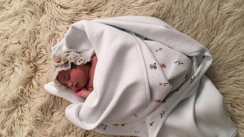 Die kleine Meera hat es in ihrer Decke gemütlich: Sie kam am 7. Juli im Krankenhaus Hallerwiese zur Welt.